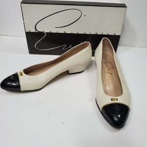 Vintage Evins Ivory and Black Colorblock Heel
